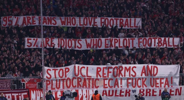 Fußball Champions League Gruppenphase 4. Spieltag FC Bayern München - Galatasaray Istanbul am 08.11.2023 in der Allianz Arena in München Spruchbänder Banner im Fanblock des FC Bayern München