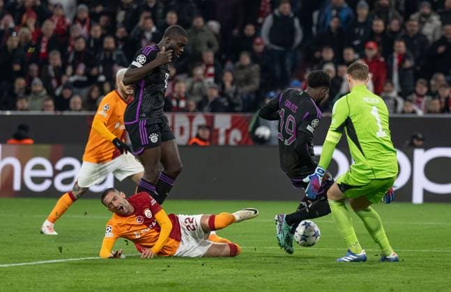 Dayot Upamecano (FC Bayern Muenchen, 2), Alphonso Davies (FC Bayern Muenchen, 19) und Manuel Neuer (Torwart, FC Bayern Muenchen, 1) verhindert ein Tor durch Hakm Ziyech (Galatasaray Istanbul, 22). GER, FC Bayern Muenchen vs. Galatasaray Istanbul, Fussball, Champions League, Gruppenphase, 4. Spieltag, Spielzeit 2023 2024, 08.11.2023. (DFL DFB REGULATIONS PROHIBIT ANY USE OF PHOTOGRAPHS as IMAGE SEQUENCES and or QUASI-VIDEO). GER, FC Bayern Muenchen vs. Galatasaray Istanbul, Fussball, Champions League, Gruppenphase, 4. Spieltag, Spielzeit 2023 2024, 08.11.2023. Muenchen Copyright: xEibner-Pressefoto HeikexFeinerx EP_HFR