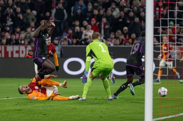 Dayot Upamecano (FC Bayern Muenchen, 2), Alphonso Davies (FC Bayern Muenchen, 19) und Manuel Neuer (Torwart, FC Bayern Muenchen, 1) verhindert ein Tor durch Hakm Ziyech (Galatasaray Istanbul, 22). GER, FC Bayern Muenchen vs. Galatasaray Istanbul, Fussball, Champions League, Gruppenphase, 4. Spieltag, Spielzeit 2023 2024, 08.11.2023. (DFL DFB REGULATIONS PROHIBIT ANY USE OF PHOTOGRAPHS as IMAGE SEQUENCES and or QUASI-VIDEO). GER, FC Bayern Muenchen vs. Galatasaray Istanbul, Fussball, Champions League, Gruppenphase, 4. Spieltag, Spielzeit 2023 2024, 08.11.2023. Muenchen Copyright: xEibner-Pressefoto HeikexFeinerx EP_HFR