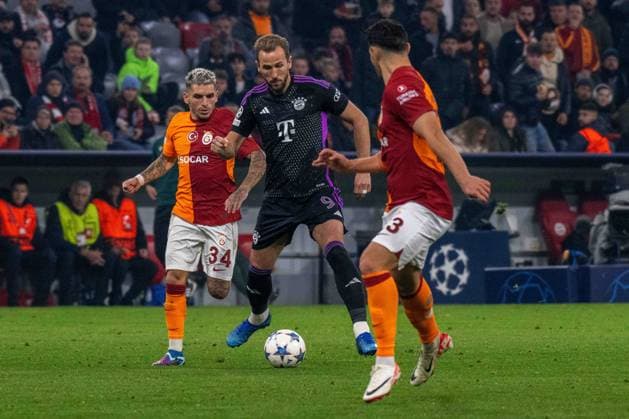 Lucas Torreira (Galatasaray SK), Harry Kane (FC Bayern Muenchen) und Kaan Ayhan (Galatasaray SK). Deutschland, Muenchen, 08.11.2023, Fussball, UEFA Champions League: FC Bayern Muenchen vs Galatasaray SK, Saison 2023 2024, Match Day 4, Allianz Arena Foto: A2 Bildagentur Peter Hartenfelser