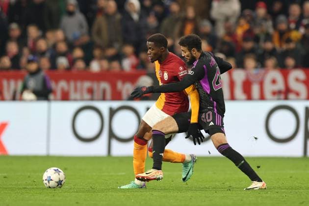 im Zweikampf, Aktion, mit Wilfried Zaha 14 (Galatasaray), Noussair Mazraoui 40 (FC Bayern Muenchen), FC Bayern Muenchen vs. Galatasaray Istanbul , Champions League, Fussball, Vorrunde, Rueckspiel, 08.11.2023 Muenchen Bayern Germany