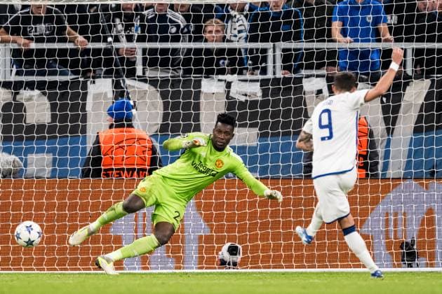 Sport Bilder des Tages 231108 Goalkeeper AndrÃ Onana of Manchester United, ManU and Diogo Goncalves of FC Copenhagen 2-2 goal during the UEFA Champions League football match between FC Copenhagen and Manchester United on November 8, 2023 in Copenhagen. Photo: Petter Arvidson BILDBYRAN kod PA PA0685 fotboll football soccer fotball champions league fc copenhagen manchester united bbeng Copyright: PETTERxARVIDSON BB231108PA090