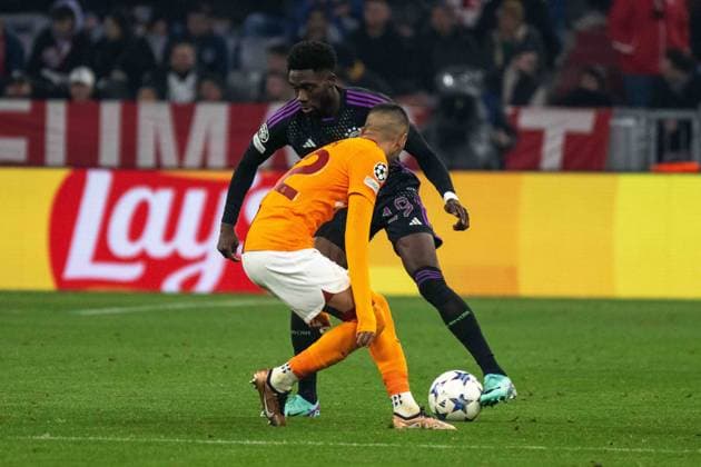 Alphonso Boyle Davies (FC Bayern Muenchen) und Hakim Ziyech (Galatasaray SK). Deutschland, Muenchen, 08.11.2023, Fussball, UEFA Champions League: FC Bayern Muenchen vs Galatasaray SK, Saison 2023 2024, Match Day 4, Allianz Arena Foto: A2 Bildagentur Peter Hartenfelser
