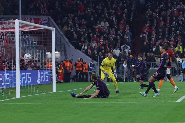 Sport Bilder des Tages Fußball Champions League Gruppenphase 4. Spieltag FC Bayern München - Galatasaray Istanbul am 08.11.2023 in der Allianz Arena in München Harry Kane ( München ), vorne links - trifft den Pfosten
