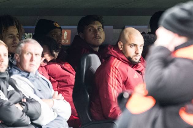 231108 Victor Nilsson Lindelöf of Manchester United, ManU looks dejected on the bench during the UEFA Champions League football match between FC Copenhagen and Manchester United on November 8, 2023 in Copenhagen. Photo: Petter Arvidson BILDBYRAN kod PA PA0685 fotboll football soccer fotball champions league fc copenhagen manchester united bbeng depp Copyright: PETTERxARVIDSON BB231108PA099