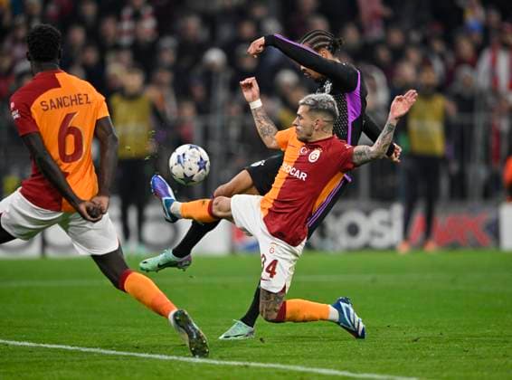 Strafraumszene, Torraumszene Zweikampf Lucas Torreira Galatasaray Istanbul (34) blockt Torschuss Aktion Torchance von Leroy Sane FC Bayern Muenchen FCB (10) FC Bayern Muenchen FCB vs Galatasaray Istanbul Gruppenphase 4. Spieltag 08.11.2023 DFL REGULATIONS PROHIBIT ANY USE OF PHOTOGRAPHS AS IMAGE SEQUENCES AND OR QUASI-VIDEO FC Bayern Muenchen FCB vs Galatasaray Istanbul