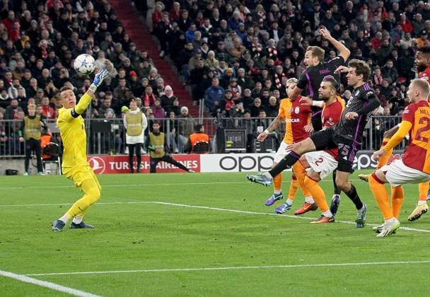 Sport Bilder des Tages Harry Kane (Bayern, rechts) köpft das Tor zum 1:0 für München. Links Fernando Muslera (Galatasaray) . FC Bayern München-Galatasaray SK . München, GER, 08.11.2023, Fussball: Champions League: Saison 23 24: