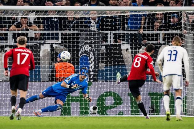 231108 Goalkeeper Kamil Grabara of FC Copenhagen and Bruno Fernandes of Manchester United, ManU during the UEFA Champions League football match between FC Copenhagen and Manchester United on November 8, 2023 in Copenhagen. Photo: Petter Arvidson BILDBYRAN kod PA PA0685 fotboll football soccer fotball champions league fc copenhagen manchester united bbeng Copyright: PETTERxARVIDSON BB231108PA114