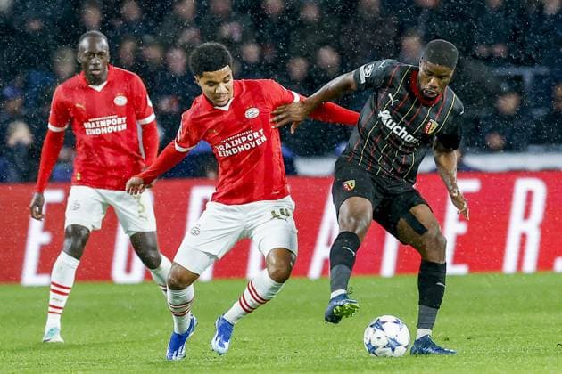 EINDHOVEN, 08-11-2023, Philips Stadium, UEFA Champions League season 2023 24, PSV player Malik Tillman and Kevin Danso of RC Lens during the match between PSV and RC Lens. PSV - Lens  x23093683x Copyright: