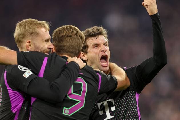 Germany, Muenchen, 08.11.2023, Allianz Arena, FC Bayern Muenchen vs Galatasaray - UEFA Champions League 2023 2024 - Group A, Harry Kane (FC Bayern Muenchen) celebrates after scoring his team s first goal with teammates Munich Allianz Arena Germany