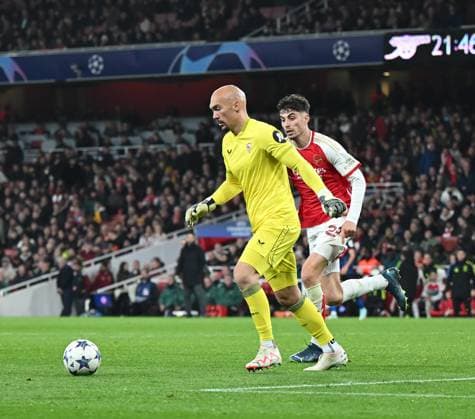 Arsenal v Sevilla UEFA Champions League Kai Havertz of Arsenal closes down Marko DmitroviÄ? of Sevilla during the UEFA Champions League Group B match at the Emirates Stadium, London Copyright: xNigelxBramleyx FIL-19220-0078 UK Newspapers OUT