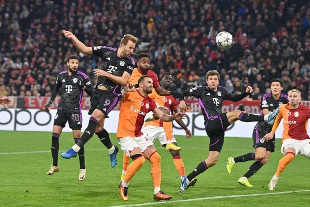 Tor Harry KANE (Bayern Muenchen) zum 1-0,Kopfball,Aktion,Zweikampf gegen Abduelkerim BARDAKCI (Galatasaray),re:Thomas MUELLER (MÜLLER,Bayern Muenchen). Strafraumszene. Fussball Champions League Gruppenphase 4.Spieltag FC Bayern Muenchen-Galatasaray Istanbul 2-1 am 08.11.2023, A L L I A N Z A R E N A.