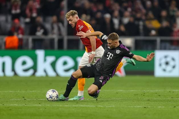 Germany, Muenchen, 08.11.2023, Allianz Arena, FC Bayern Muenchen vs Galatasaray - UEFA Champions League 2023 2024 - Group A, Baris Alper Yilmaz (Galatasaray A.S.) und Joshua Kimmich (FC Bayern Muenchen) battle for the ball Munich Allianz Arena Germany