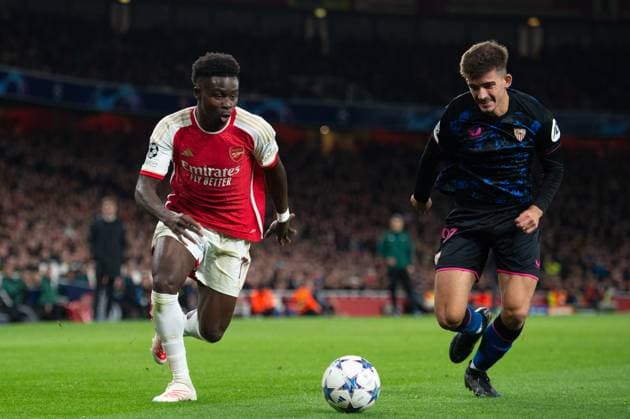 8th November 2023; Emirates Stadium, London, England; Champions League Football, Group Stage, Arsenal versus Sevilla; Bukayo Saka of Arsenal takes on Kike Salas of Sevilla  ActionPlus12573931 SalvioxCalabrese