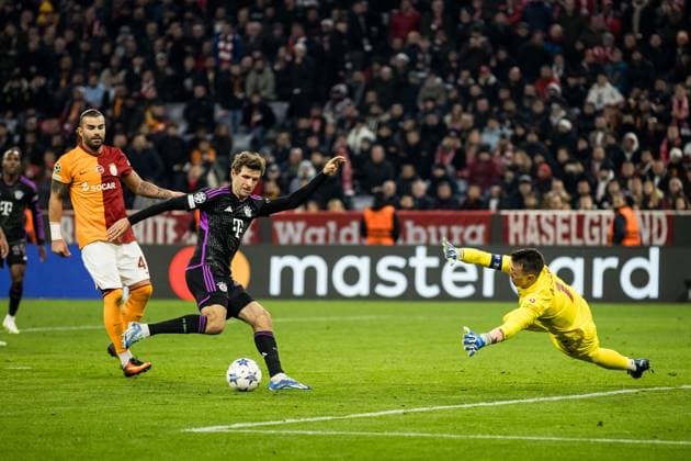UEFA Champions League: FC Bayern Muenchen - Galatasaray; 08.11.2023 Torschuss Thomas Mueller (FC Bayern Muenchen, 25) gegen Fernando Muslera (Galatasaray, 1) UEFA Champions League: FC Bayern Muenchen - Galatasaray, Muenchen, Allianz Arena am 08.11.2023 Copyright: xBEAUTIFULxSPORTS Wunderlx