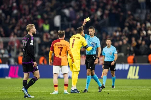 UEFA Champions League: FC Bayern Muenchen - Galatasaray; 08.11.2023 Gelb fuer Fernando Muslera (Galatasaray, 1) UEFA Champions League: FC Bayern Muenchen - Galatasaray, Muenchen, Allianz Arena am 08.11.2023 Copyright: xBEAUTIFULxSPORTS Wunderlx