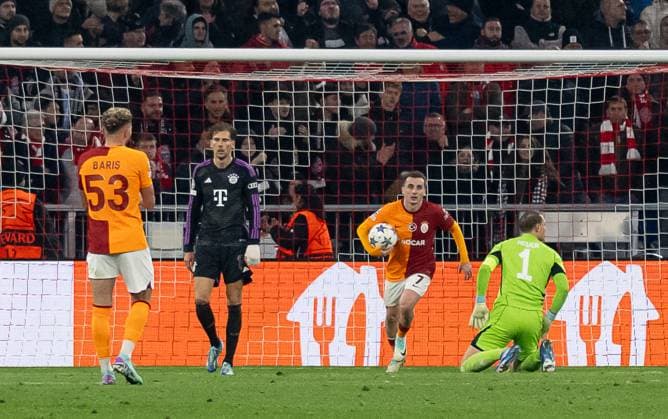Muhammed Kerem Aktuerkoglu (Galatasaray Istanbul, 7) holt den Ball aus dem Netz nach dem Tor von Cedric Bakambu (Galatasaray Istanbul, 94, nicht im Bild) zum 2:1. Leon Goretzka (FC Bayern Muenchen, 8) und Manuel Neuer (Torwart, FC Bayern Muenchen, 1) sind geschlagen. GER, FC Bayern Muenchen vs. Galatasaray Istanbul, Fussball, Champions League, Gruppenphase, 4. Spieltag, Spielzeit 2023 2024, 08.11.2023. (DFL DFB REGULATIONS PROHIBIT ANY USE OF PHOTOGRAPHS as IMAGE SEQUENCES and or QUASI-VIDEO). GER, FC Bayern Muenchen vs. Galatasaray Istanbul, Fussball, Champions League, Gruppenphase, 4. Spieltag, Spielzeit 2023 2024, 08.11.2023. Muenchen Copyright: xEibner-Pressefoto HeikexFeinerx EP_HFR