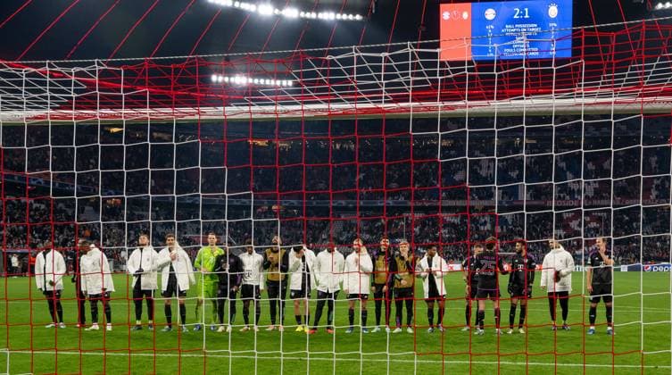 Die Bayern lassen sich von ihren Fans feiern, im Hintergrund zeigt die Anzeigetafel das Endergebnis. Bayern gewinnt mit 2:1. GER, FC Bayern Muenchen vs. Galatasaray Istanbul, Fussball, Champions League, Gruppenphase, 4. Spieltag, Spielzeit 2023 2024, 08.11.2023. (DFL DFB REGULATIONS PROHIBIT ANY USE OF PHOTOGRAPHS as IMAGE SEQUENCES and or QUASI-VIDEO). GER, FC Bayern Muenchen vs. Galatasaray Istanbul, Fussball, Champions League, Gruppenphase, 4. Spieltag, Spielzeit 2023 2024, 08.11.2023. Muenchen Copyright: xEibner-Pressefoto HeikexFeinerx EP_HFR