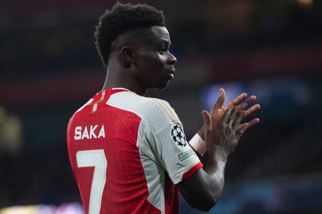 8th November 2023; Emirates Stadium, London, England; Champions League Football, Group Stage, Arsenal versus Sevilla; Bukayo Saka of Arsenal applauds the home fans as he leaves the pitch due to an injury  ActionPlus12573950 SalvioxCalabrese