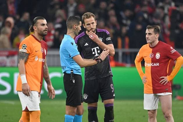 VAR Das Tor von Harry KANE (Bayern Muenchen) -hier mit Schiedsrichter Antonio Nobre wird zweimal ueberprueft. Fussball Champions League Gruppenphase 4.Spieltag FC Bayern Muenchen-Galatasaray Istanbul 2-1 am 08.11.2023, A L L I A N Z A R E N A.