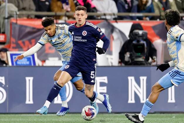 FOXBOROUGH, MA - NOVEMBER 08: New England Revolution midfielder Tomas Chancalay (5) carries the ball during an MLS, Fussball Herren, USA first round playoff match between the New England Revolution and the Philadelphia Union on November 8, 2023, at Gillette Stadium in Foxborough, Massachusetts. (Photo by Fred Kfoury III Icon Sportswire) SOCCER: NOV 08 MLS Cup Playoffs - New England Revolution vs Philadelphia Union EDITORIAL USE ONLY Icon482231108002