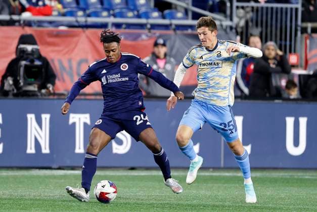 FOXBOROUGH, MA - NOVEMBER 08: New England Revolution midfielder DeJuan Jones (24) moves the ball from Philadelphia Union forward Chris Donovan (25) during an MLS, Fussball Herren, USA first round playoff match between the New England Revolution and the Philadelphia Union on November 8, 2023, at Gillette Stadium in Foxborough, Massachusetts. (Photo by Fred Kfoury III Icon Sportswire) SOCCER: NOV 08 MLS Cup Playoffs - New England Revolution vs Philadelphia Union EDITORIAL USE ONLY Icon482231108026