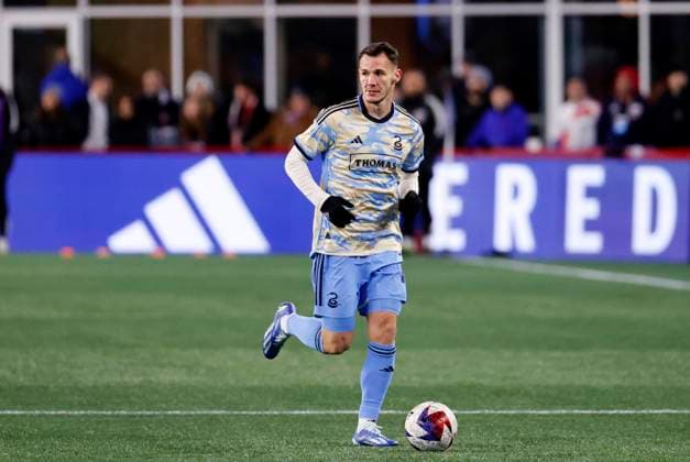 FOXBOROUGH, MA - NOVEMBER 08: Philadelphia Union midfielder Daniel Gazdag (10) holds the ball during an MLS, Fussball Herren, USA first round playoff match between the New England Revolution and the Philadelphia Union on November 8, 2023, at Gillette Stadium in Foxborough, Massachusetts. (Photo by Fred Kfoury III Icon Sportswire) SOCCER: NOV 08 MLS Cup Playoffs - New England Revolution vs Philadelphia Union EDITORIAL USE ONLY Icon482231108028