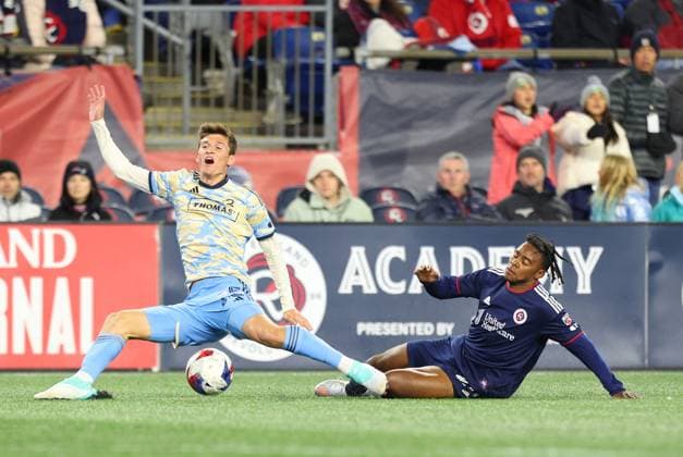 November 8, 2023; Foxborough, MA, USA; Philadelphia Union forward Chris Donovan (25) and New England Revolution forward DeJuan Jones (24) battle for control of the ball during match 2 of the MLS, Fussball Herren, USA Playoffs opening round between Philadelphia Union and New England Revolution. CSM Foxborough United States - ZUMAc04_ 20231108_zma_c04_031 Copyright: xAnthonyxNesmithx