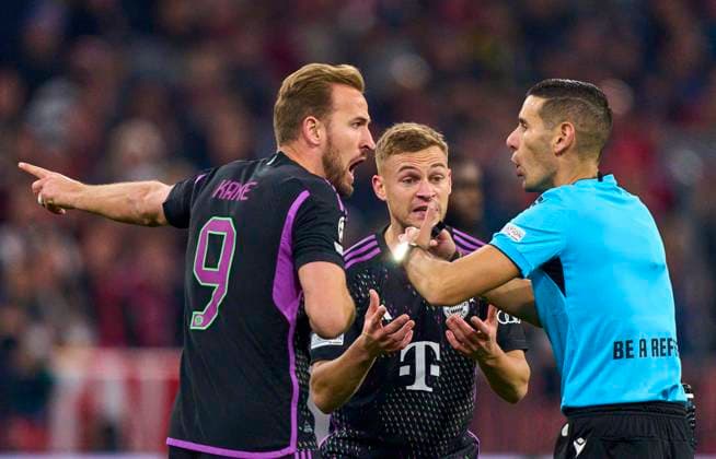 referee Antonio Emanuel Carvalho Nobre (POR) discuss with Harry Kane, FCB 9 Joshua KIMMICH, FCB 6 in the group stage match FC BAYERN MUENCHEN - GALATASARAY ISTANBUL 2-1 of football UEFA Champions League in season 2023 2024 in Munich, Nov 8, 2023. Gruppenphase, GALA, FCB