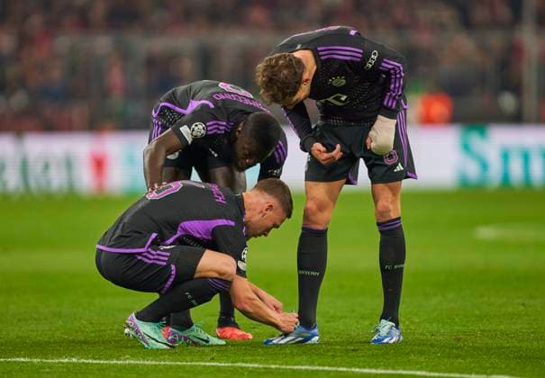 Joshua KIMMICH, FCB 6 helps Leon GORETZKA, FCB 8 to fix his shoelaces in the group stage match FC BAYERN MUENCHEN - GALATASARAY ISTANBUL 2-1 of football UEFA Champions League in season 2023 2024 in Munich, Nov 8, 2023. Gruppenphase, GALA, FCB
