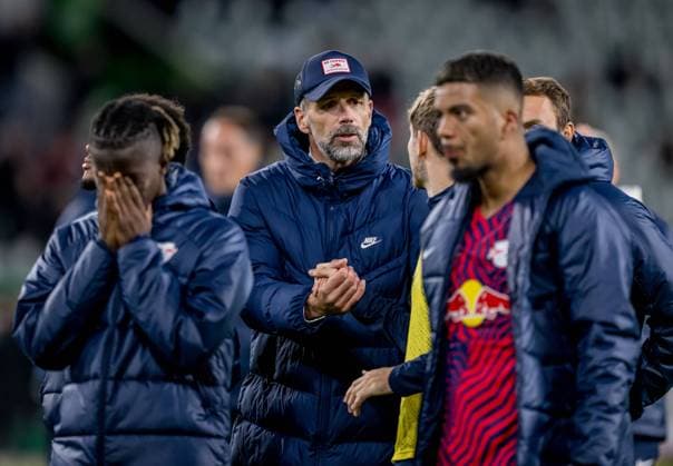 Leipzigs Cheftrainer Trainer Coach Marco Rose dankt den Spielern. Fussball DFB-Pokal 2023 24, 2. Hauptrunde: VfL Wolfsburg - RB Leipzig 1:0. 31. Oktober 2023: Wolfsburg, Volkswagen Arena. VfL Wolfsburg - RB Leipzig 1:0