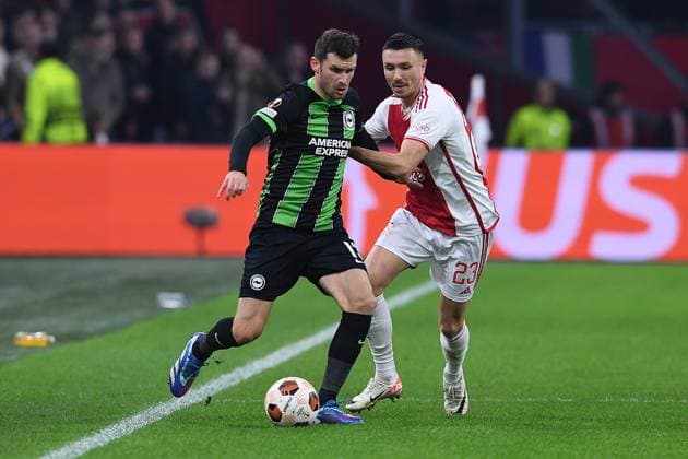 Fußball Europa League Gruppenphase 4. Spieltag Ajax Amsterdam - Brighton & Hove Albion am 09.11.2023 in der Johan Cruijff ArenA in Amsterdam Pascal Gross ( Brighton & Hove ), links - Steven Berghuis ( Amsterdam ), rechts