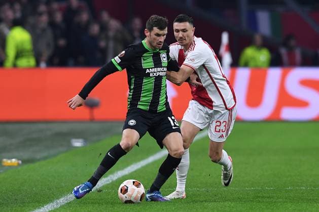 Fußball Europa League Gruppenphase 4. Spieltag Ajax Amsterdam - Brighton & Hove Albion am 09.11.2023 in der Johan Cruijff ArenA in Amsterdam Pascal Gross ( Brighton & Hove ), links - Steven Berghuis ( Amsterdam ), rechts