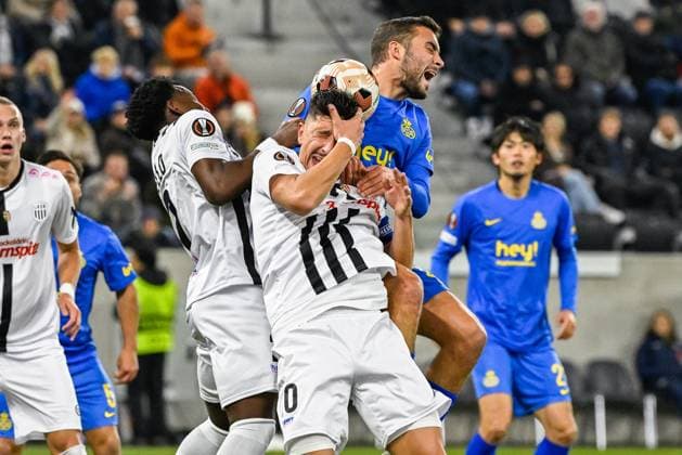 LASK s George Bello, LASK s Robert Zulj and Union s Charles Vanhoutte fight for the ball during a soccer game between Austrian Linzer Athletik Klub (LASK) and Belgian Royale Union Saint Gilloise in Linz, Austria, on Thursday 09 November 2023, on day 4 in the group phase of the UEFA Europa League competition, in group E. LAURIExDIEFFEMBACQ  x79647758x
