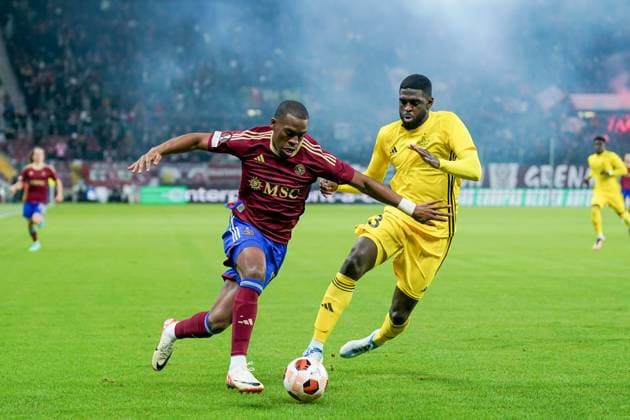 Geneva, Switzerland, November 9th 2023: Chris Bedia (29 Servette) and Cristian Tovar (23 Sheriff) battle for the ball (duel) during the UEFA Europa League Group G football match between Servette and Sheriff at Stade de Geneve in Geneva, Switzerland. (Daniela Porcelli SPP) Copyright: xDanielaxPorcelli SPPx spp-en-DaPo-20231109-DP205814