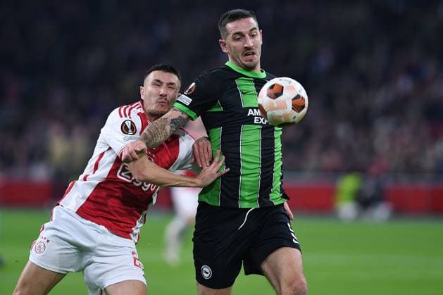Fußball Europa League Gruppenphase 4. Spieltag Ajax Amsterdam - Brighton & Hove Albion am 09.11.2023 in der Johan Cruijff ArenA in Amsterdam Steven Berghuis ( Amsterdam ), links - Lewis Dunk ( Brighton & Hove ), rechts