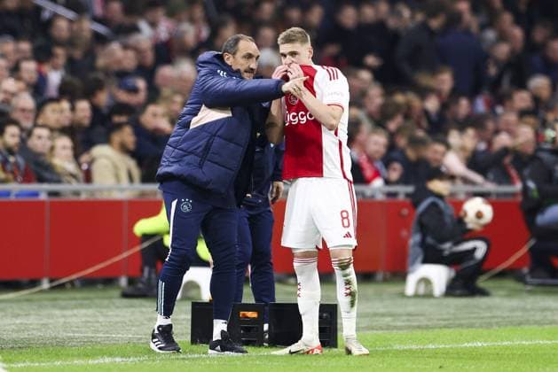 AMSTERDAM, 09-11-2023 JohanCruyff Arena, Europa League Football season 2023 2024. Ajax assistant coach Michael Valkanis and Ajax player Kenneth Taylor during the match between Ajax and Brighton & Hove Albion Ajax - Brighton  x23102482x Copyright: