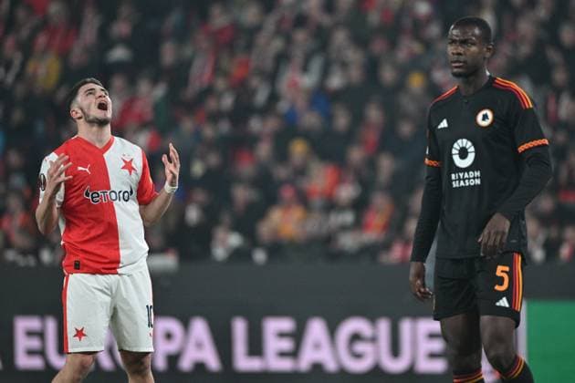 From left Christos Zafeiris of Slavia and Evan Ndicka of Rome in action during the football Europe League 4th round match Slavia Praha vs AS Rome, group G in Prague, Czech Republic, November 9, 2023. (CTKxPhoto MichalxKamaryt) CTKPhotoP2023110908113  CTKPhotoP2023110908113