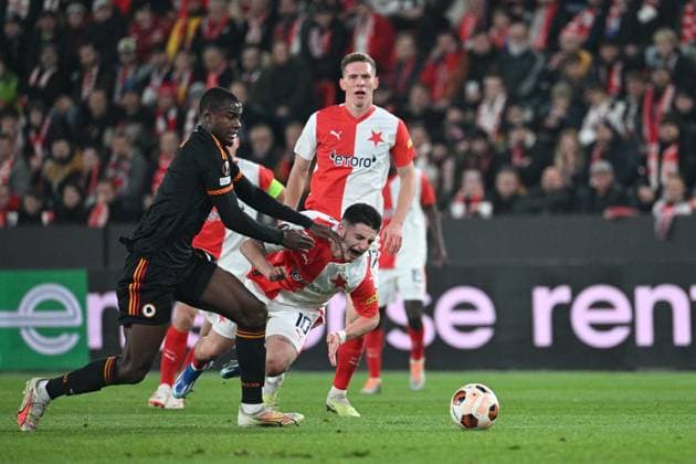 From right (front) Christos Zafeiris of Slavia and Evan Ndicka of Rome in action during the football Europe League 4th round match Slavia Praha vs AS Rome, group G in Prague, Czech Republic, November 9, 2023. (CTKxPhoto MichalxKamaryt) CTKPhotoP2023110908209  CTKPhotoP2023110908209