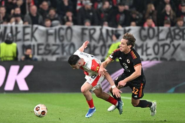 From right Christos Zafeiris of Slavia and Edoardo Bove of Rome in action during the football Europe League 4th round match Slavia Praha vs AS Rome, group G in Prague, Czech Republic, November 9, 2023. (CTKxPhoto MichalxKamaryt) CTKPhotoP2023110908266  CTKPhotoP2023110908266