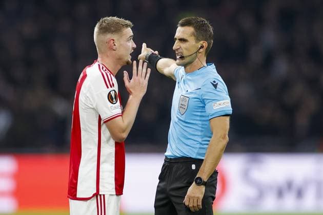 AMSTERDAM, 09-11-2023 JohanCruyff Arena, Europa League Football season 2023 2024. Ajax player Kenneth Taylor and referee Nikola Dabanovic during the match between Ajax and Brighton & Hove Albion Ajax - Brighton  x23102780x Copyright: