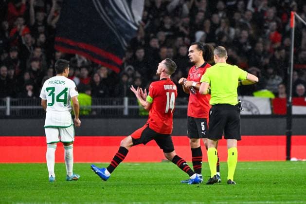 Carton jaune de William Collum ( arbitre ) pour Benjamin Bourigeaud ( 14 - Rennes ) - FOOTBALL : Rennes vs Panathinaikos - Ligue Europa - 09 11 2023 FedericoPestellini Panoramic 