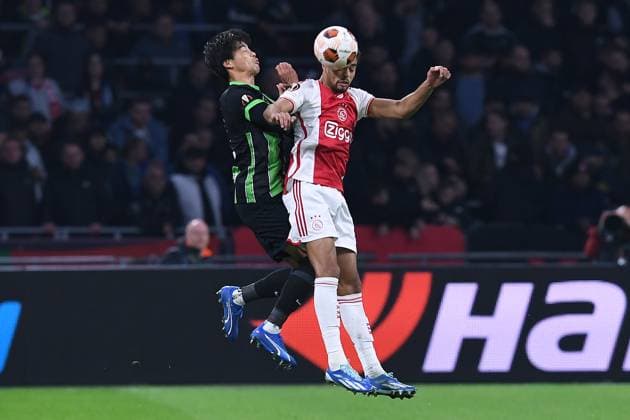 Fußball Europa League Gruppenphase 4. Spieltag Ajax Amsterdam - Brighton & Hove Albion am 09.11.2023 in der Johan Cruijff ArenA in Amsterdam Kaoru Mitoma ( Brighton & Hove ), links - Devyne Rensch ( Amsterdam ), rechts