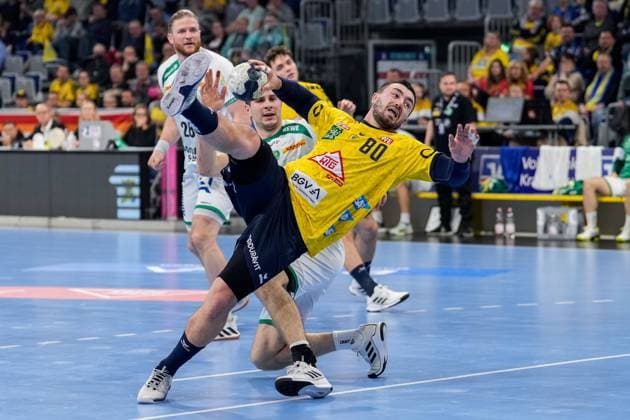 Sport Themen der Woche KW45 Sport Bilder des Tages v.li.: Marko Mamic (DHfK, 14), Jannik Kohlbacher (RNL, 80), Zweikampf, Spielszene, Duell, duel, tackle, tackling, Dynamik, Action, Aktion, 09.11.2023, Mannheim (Deutschland), Handball, Bundesliga, Rhein-Neckar Löwen - SC DHfK Leipzig *** v li Marko Mamic DHfK, 14 , Jannik Kohlbacher RNL, 80 , duel, duel, tackle, tackling, dynamics, action, action, 09 11 2023, Mannheim Germany , Handball, Bundesliga, Rhein Neckar Löwen SC DHfK Leipzig xozx
