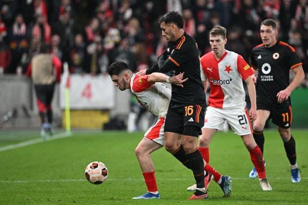 From left Christos Zafeiris of Slavia, Leandro Paredes of Rome, David Doudera of Slavia, Andrea Belotti of Rome in action during the football Europe League 4th round match Slavia Praha vs AS Rome, group G in Prague, Czech Republic, November 9, 2023. (CTKxPhoto MichalxKamaryt) CTKPhotoP2023110908444  CTKPhotoP2023110908444