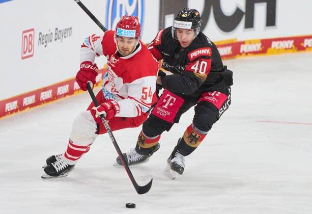 Bilder des Jahres 2023, Sport 11 November Sport Themen der Woche KW45 Sport Bilder des Tages Alexander EHL Nr.40 of Germany compete, fight for the puck against, Felix Scheel, DEN 54 at the match GERMANY - DENMARK DEB Ice hockey, Eishockey DEUTSCHLAND CUP in Landshut, Germany, November 9, 2023, Season 2023 2024, Dänemark,