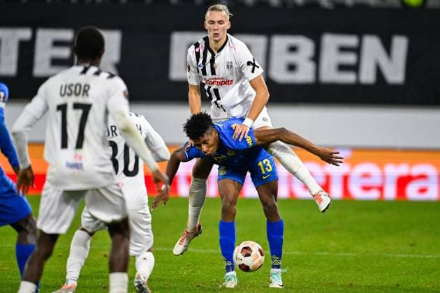 LASK s Maksym Maxi Taloverov and Union s Kevin Rodriguez fight for the ball during a soccer game between Austrian Linzer Athletik Klub (LASK) and Belgian Royale Union Saint Gilloise in Linz, Austria, on Thursday 09 November 2023, on day 4 in the group phase of the UEFA Europa League competition, in group E. LAURIExDIEFFEMBACQ  x79655663x