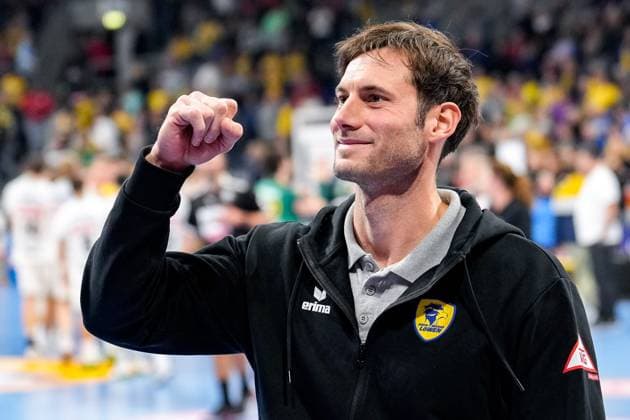 Der verletzte Uwe Gensheimer (RNL, 3), Spieler der Rhein-Neckar-Löwen, Jubel nach dem Schlusspfiff, Freude über den Sieg, Sieger, Gewinner, jubelt, jubeln, fröhlich, optimistisch, Highlight, Einzelbild, Einzelfoto, Aktion, Action, 09.11.2023, Mannheim (Deutschland), Handball, Bundesliga, Rhein-Neckar Löwen - SC DHfK Leipzig
