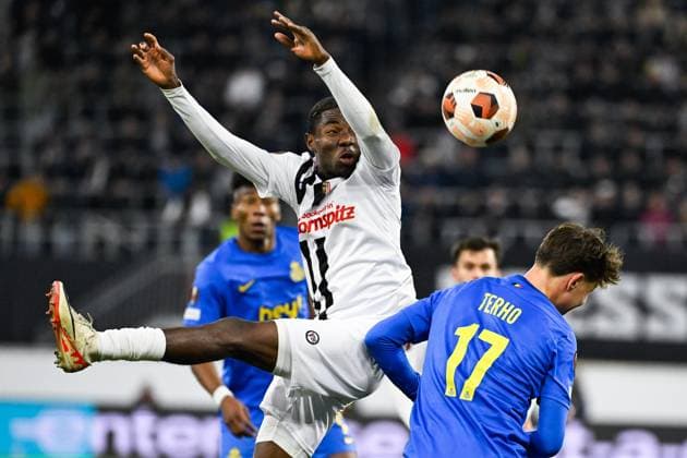 LASK s Moses Usor and Union s Casper Terho fight for the ball during a soccer game between Austrian Linzer Athletik Klub (LASK) and Belgian Royale Union Saint Gilloise in Linz, Austria, on Thursday 09 November 2023, on day 4 in the group phase of the UEFA Europa League competition, in group E. LAURIExDIEFFEMBACQ  x79655921x