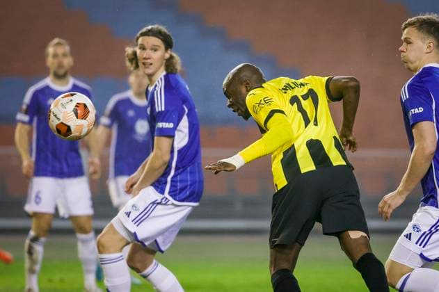 Fußball, EL, BK Häcken - Molde FK Hacken s Edward Chilufya ( 17) heads the ball during the UEFA Europa League group H soccer match between BK Hacken and Molde FK at Gamla Ullevi arena in Gothenburg, Sweden, on Nov. 09, 2023. GOTHENBURG SWEDEN SOCCER x9200x